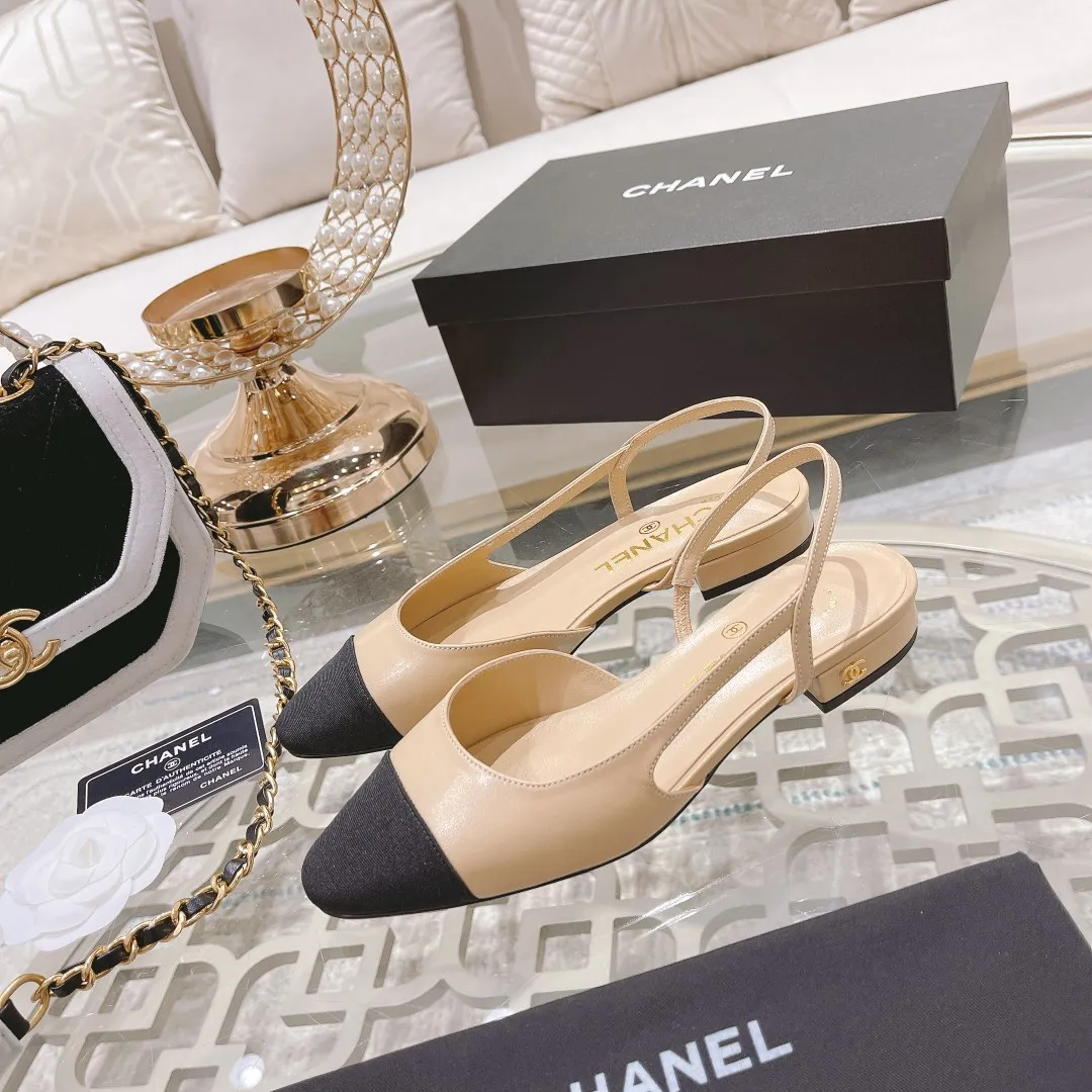 👟👟Ex-factory price 440👟👟 Chanel - Spring and summer classic color-blocked low-heeled side hollow sandals ⚠ Fashionable catwalk style❤ Mixed splicing colors, hollow toe style on the inside, 2.5cm thick heel and small logo embellishment, a fashionable interpretation! How to match the series to look good! Original customized wood-colored leather outsole, imported sheepskin surface, goatskin lining for feet... 35-40 regular sizes (41.42, 43 custom-made, non-returnable) 🎁Latest full set of packaging at the counter